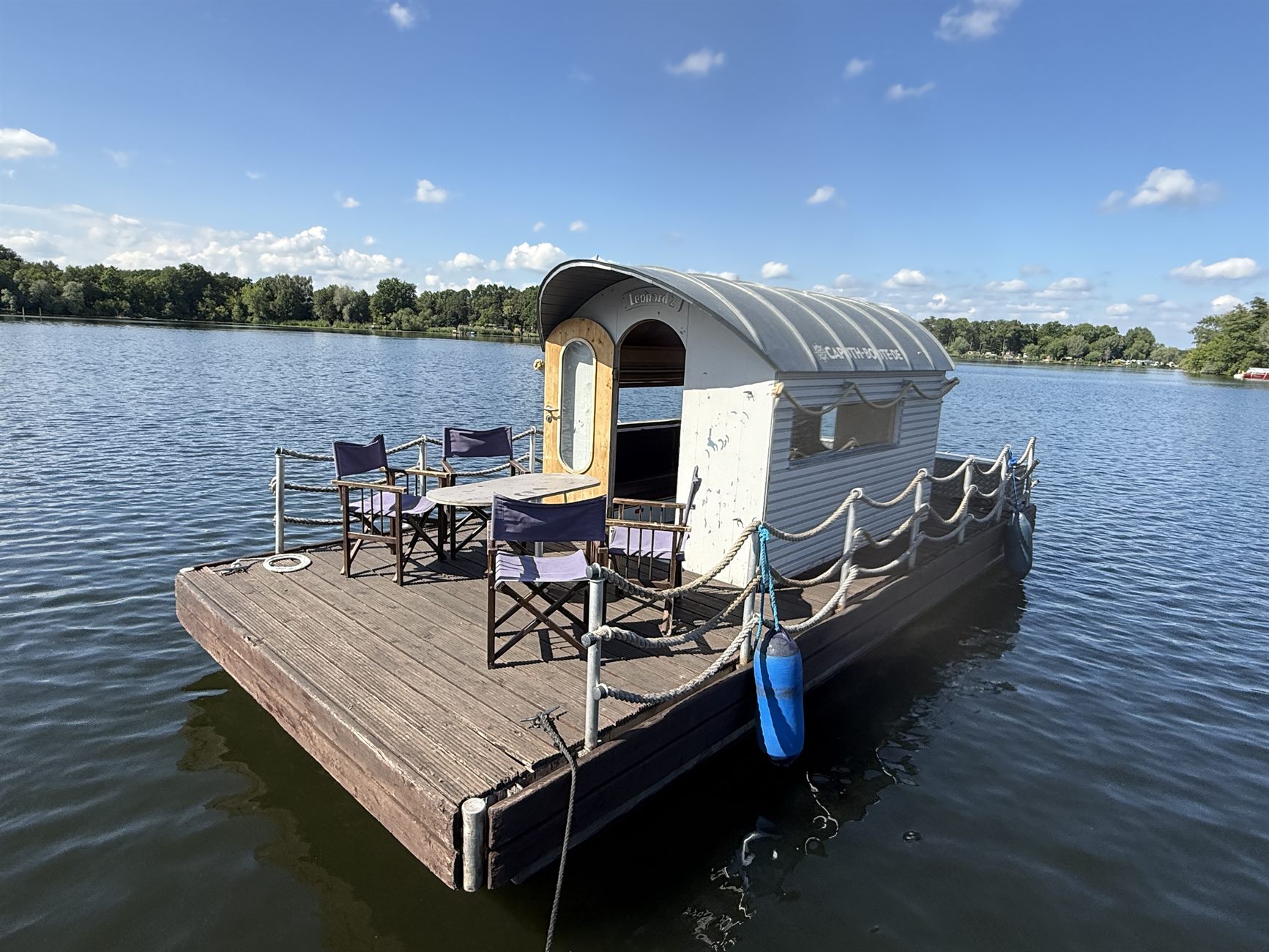 Floß von Caputh Boote mit Tisch und Stühlen