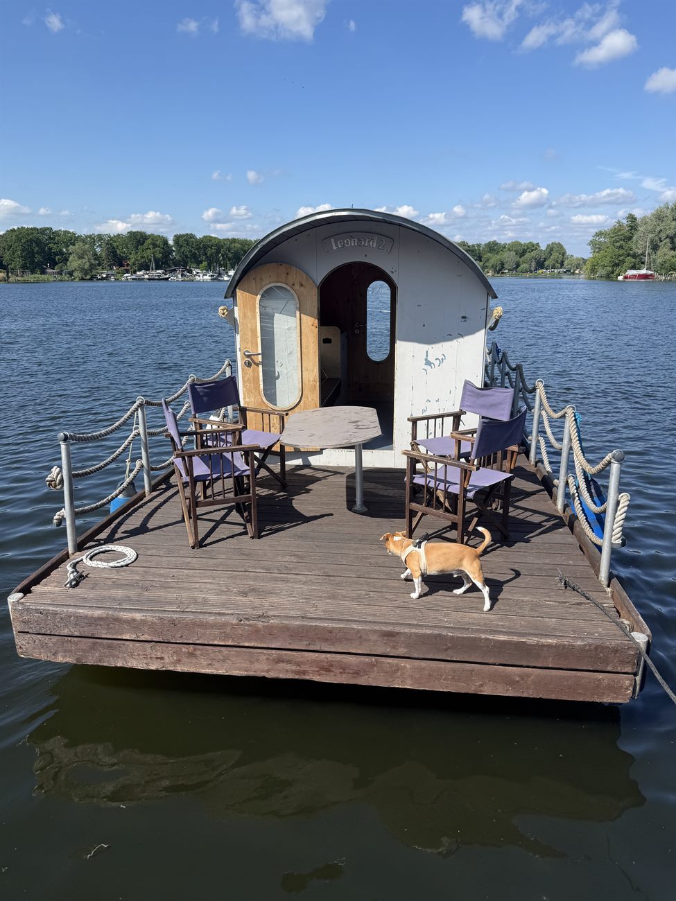 Floß mit Sonnendeck und Sitzbereich