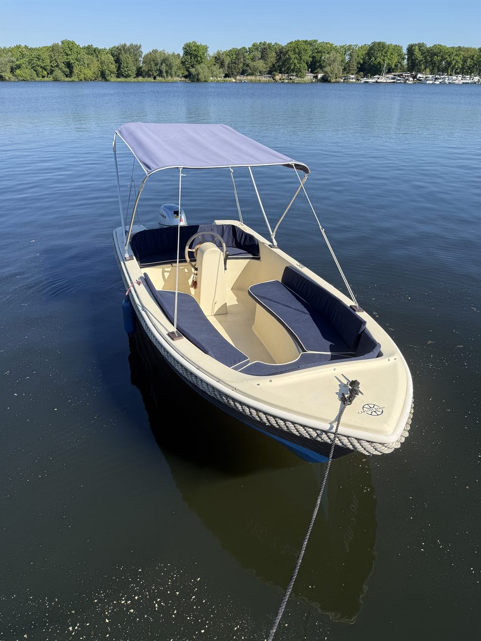 Kleines Motorboot auf dem Wasser bei Caputh