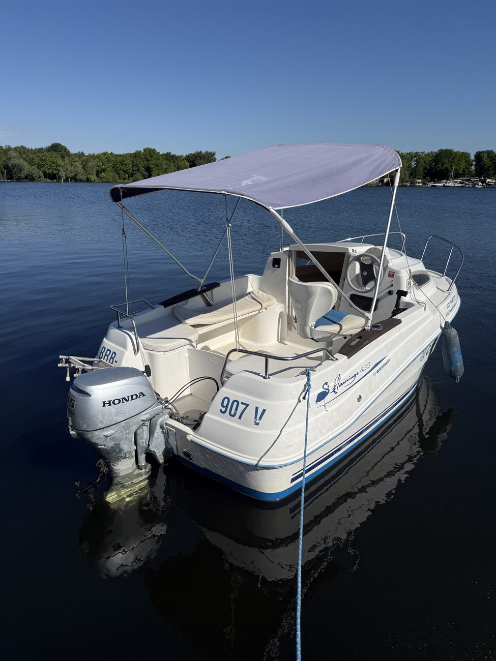 Weißes Sportboot bei Caputh Boote