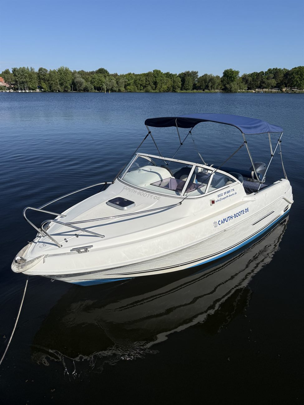 Sportliches Motorboot auf der Havel