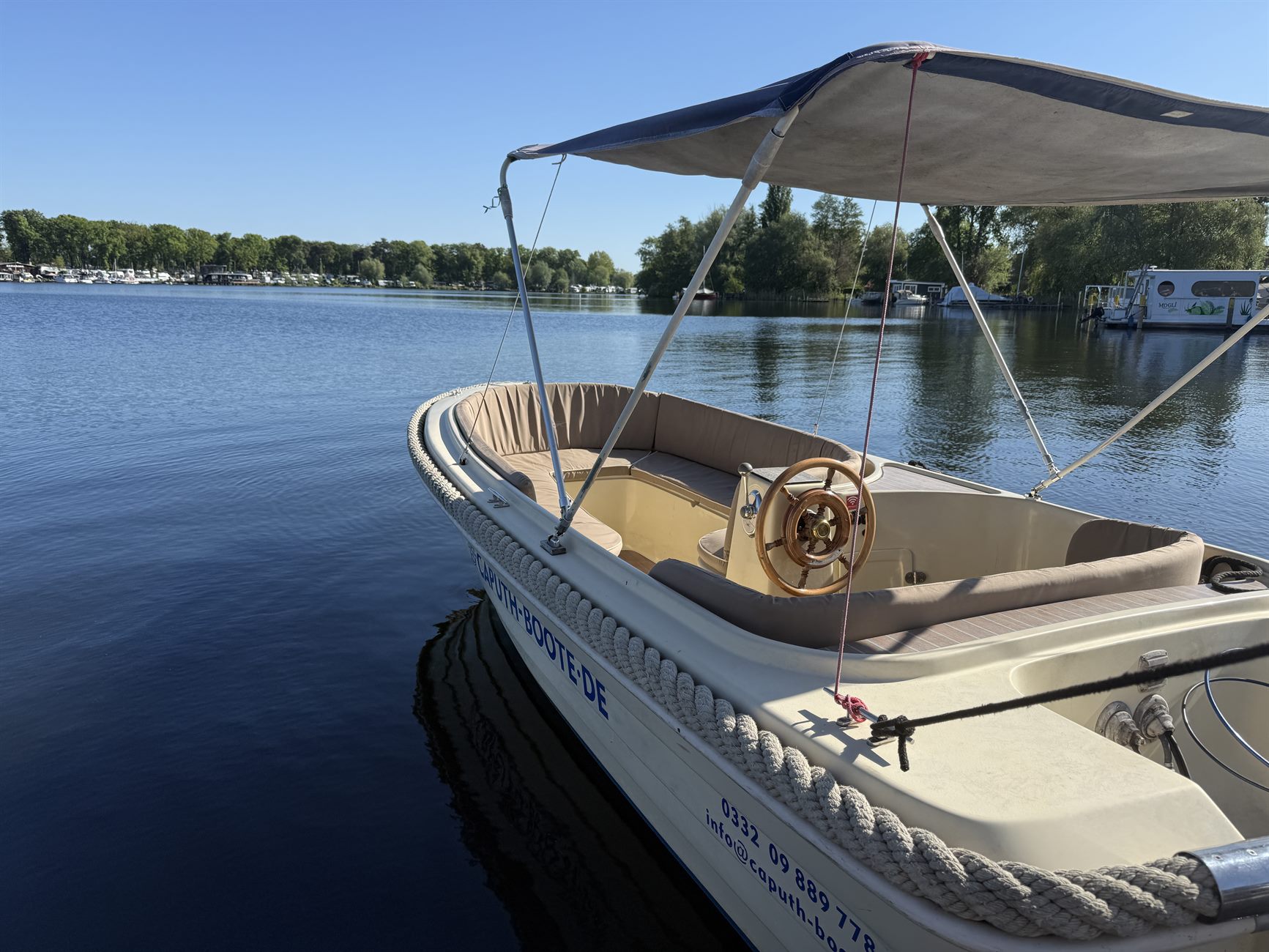 Motorboot mit Sonnendach am Schwielowsee