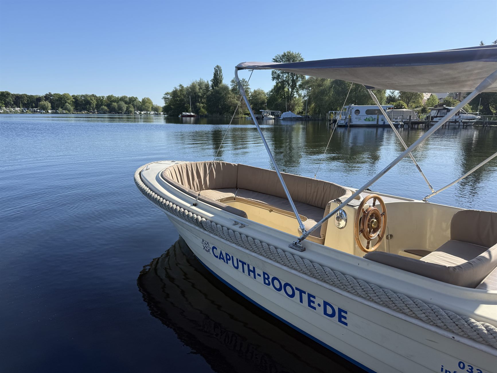 Motorboot mit Sonnendach am Schwielowsee