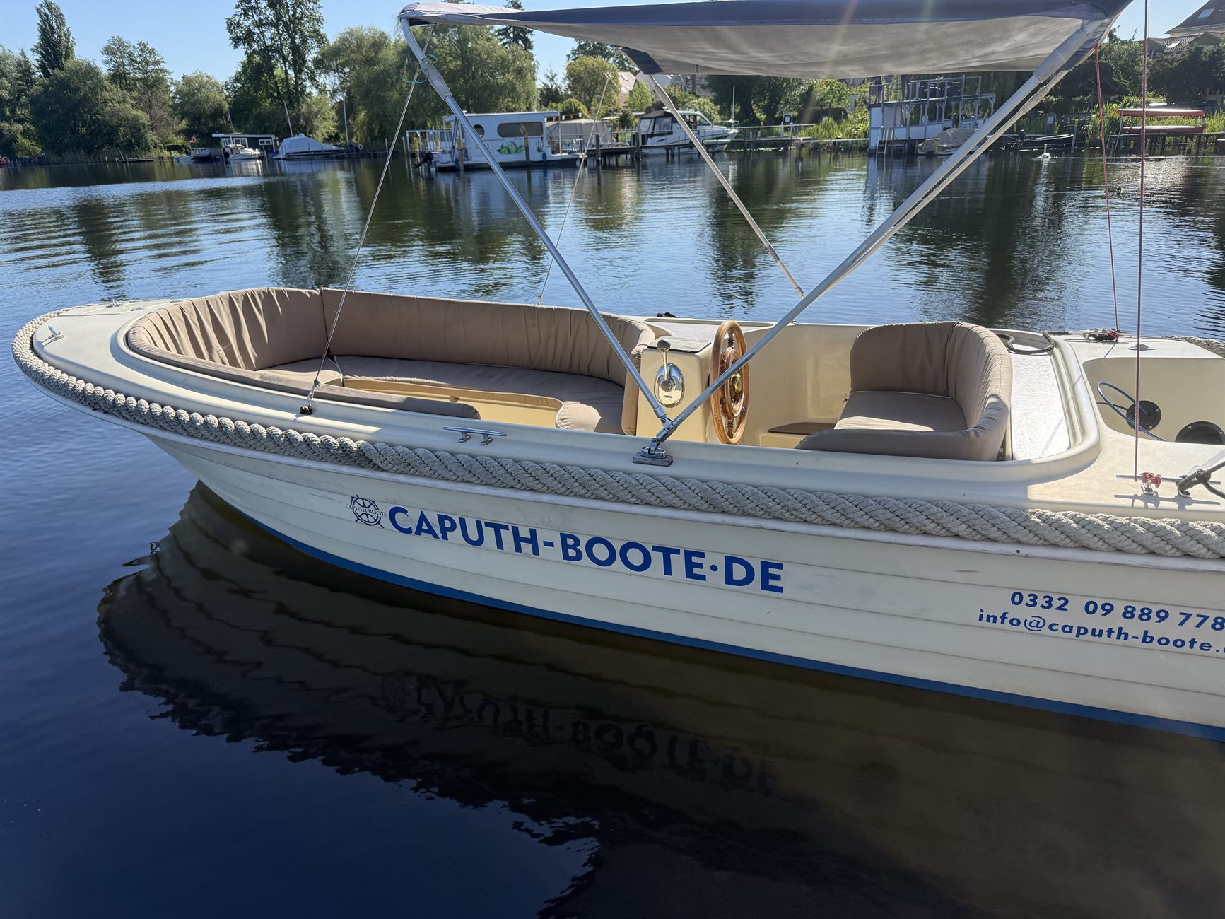 Caputh Boote Motorboot im Hafenbereich