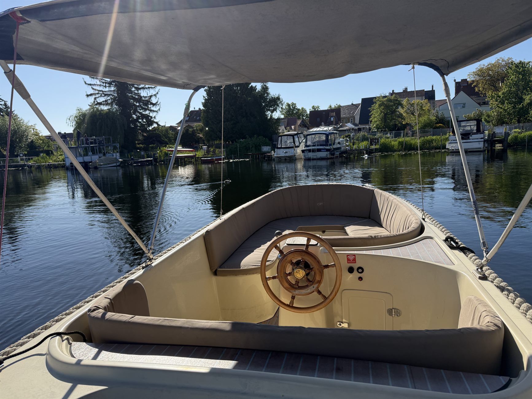 Steuerstand eines Motorboots von Caputh Boote