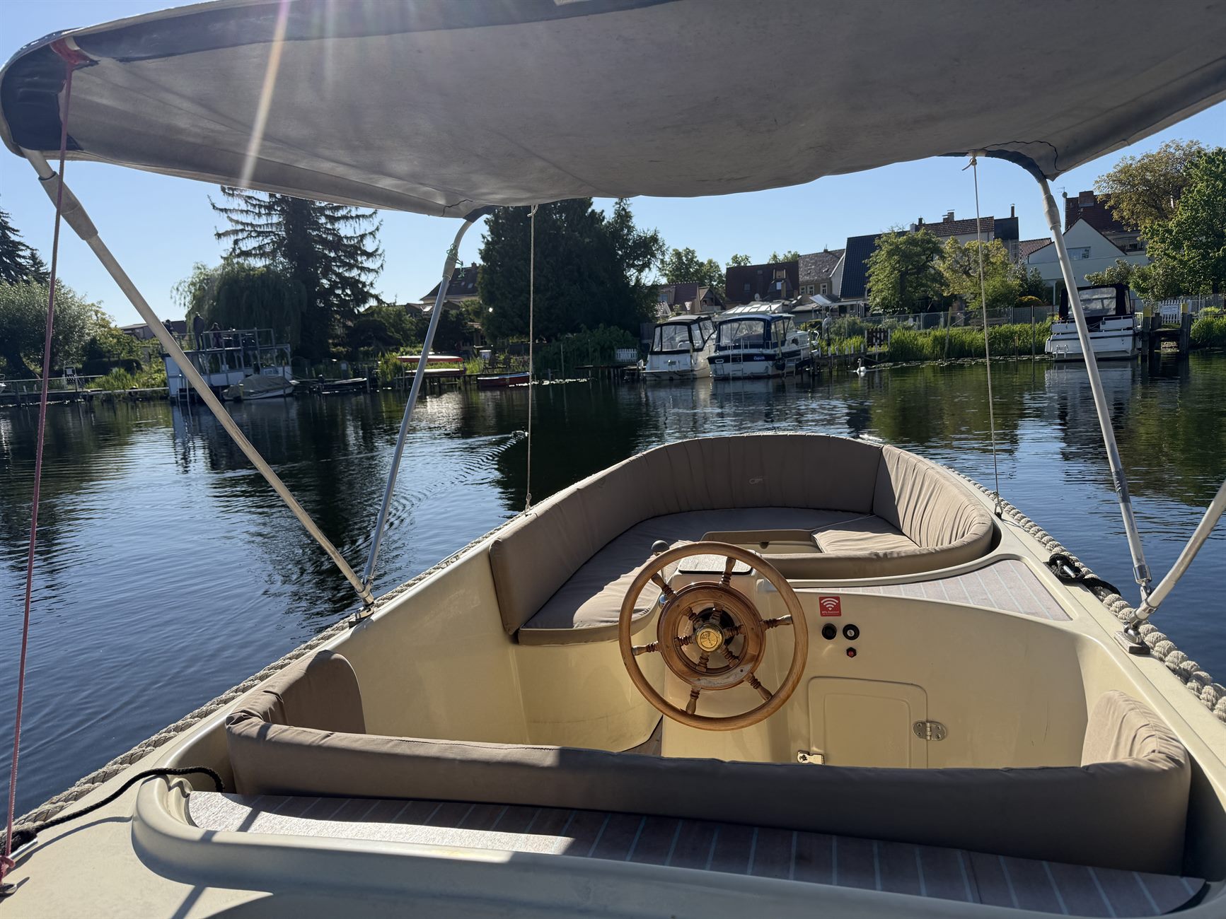 Motorboot mit Sonnenverdeck