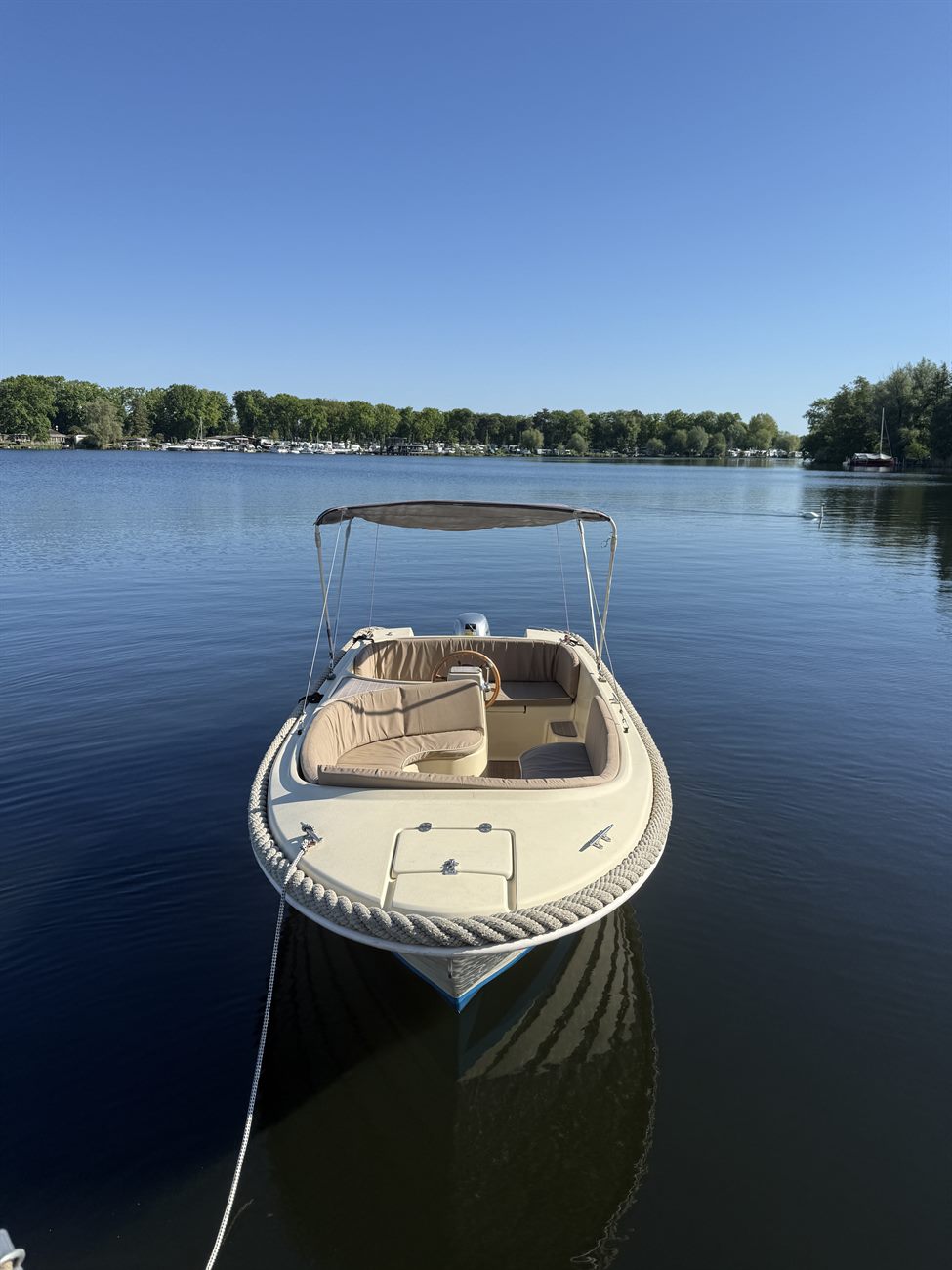 Motorboot in der Weite des Schwielowsees
