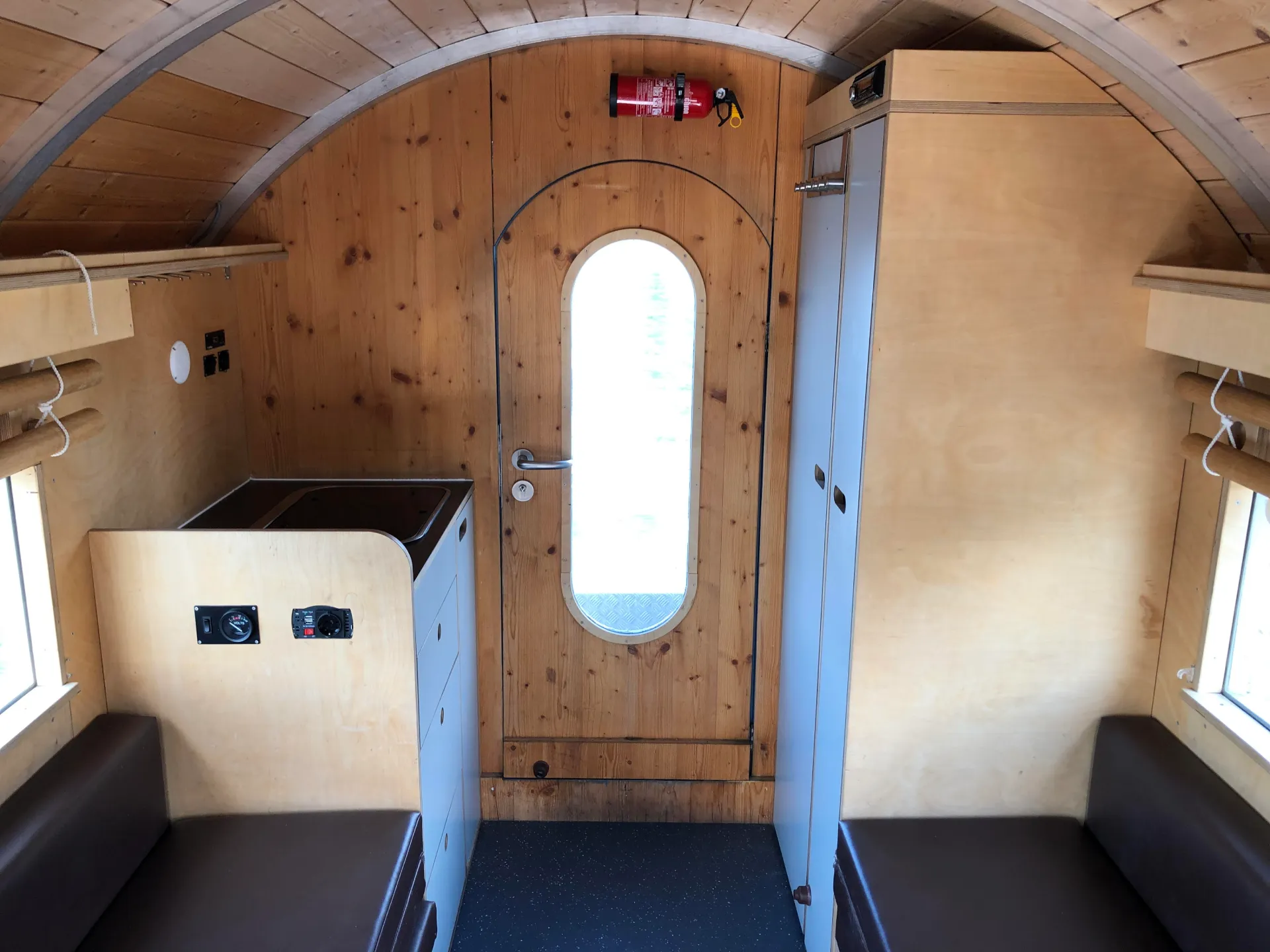 Innenraumdetail des Floßes mit Holzwänden und Sitzbänken