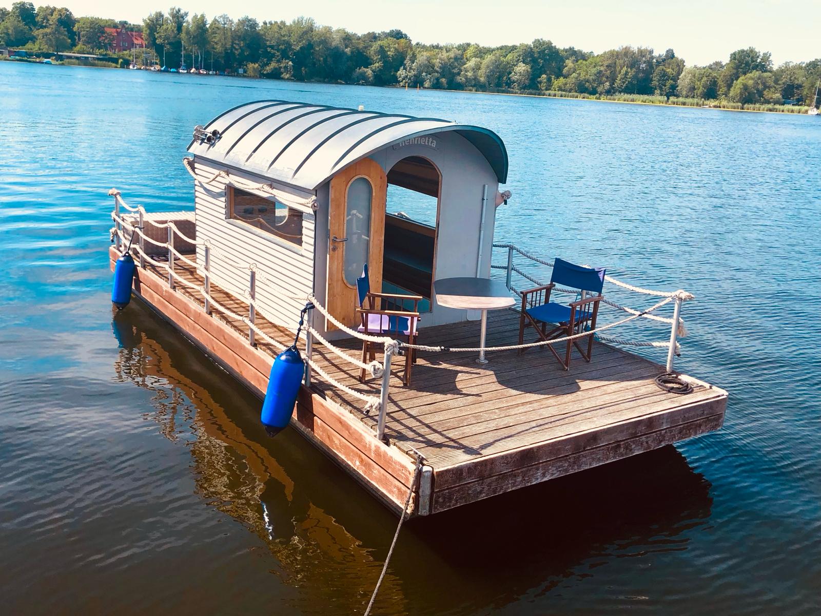 Floß auf dem Wasser