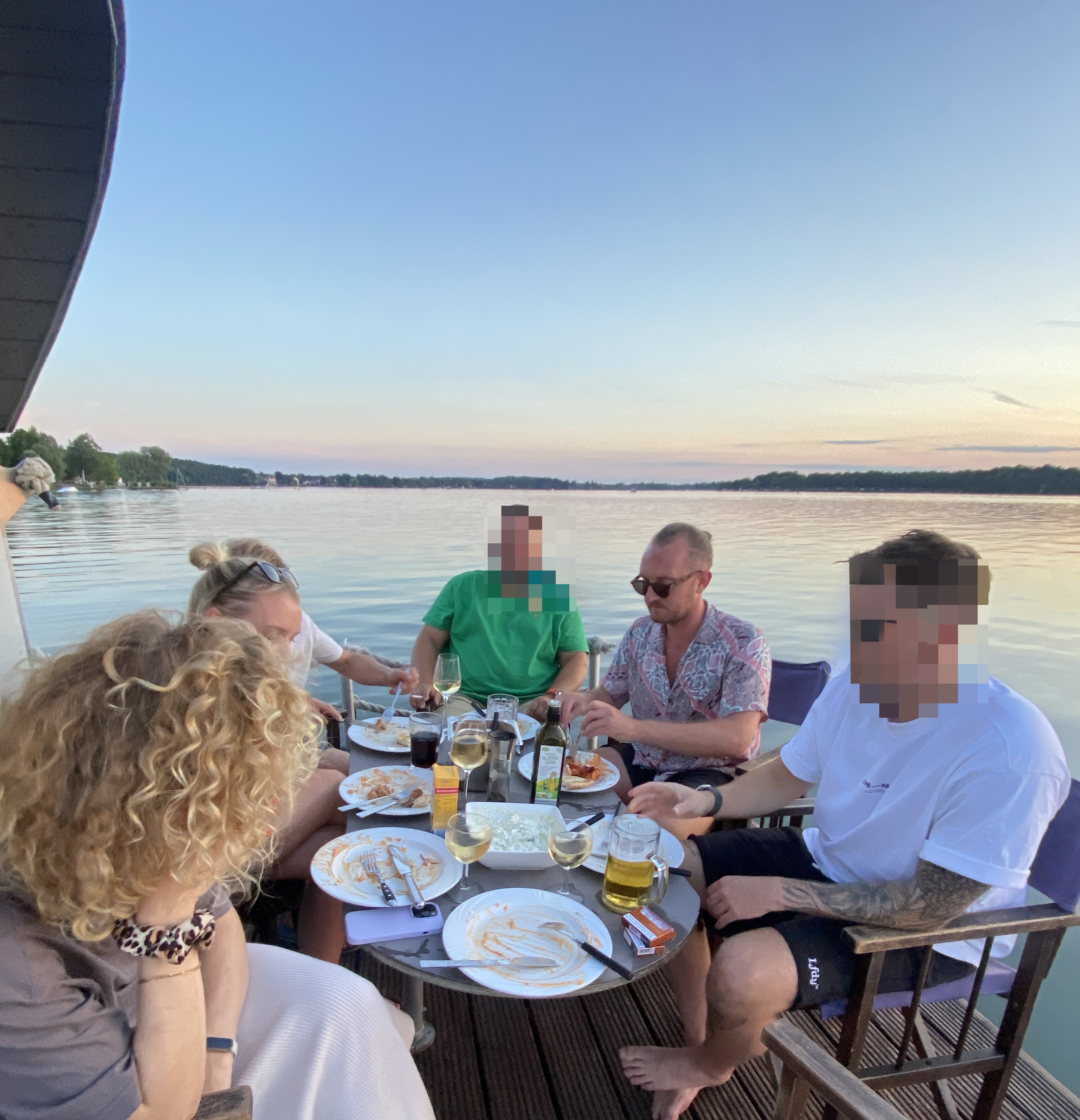Picknick an Bord des Floßes nahe Berlin