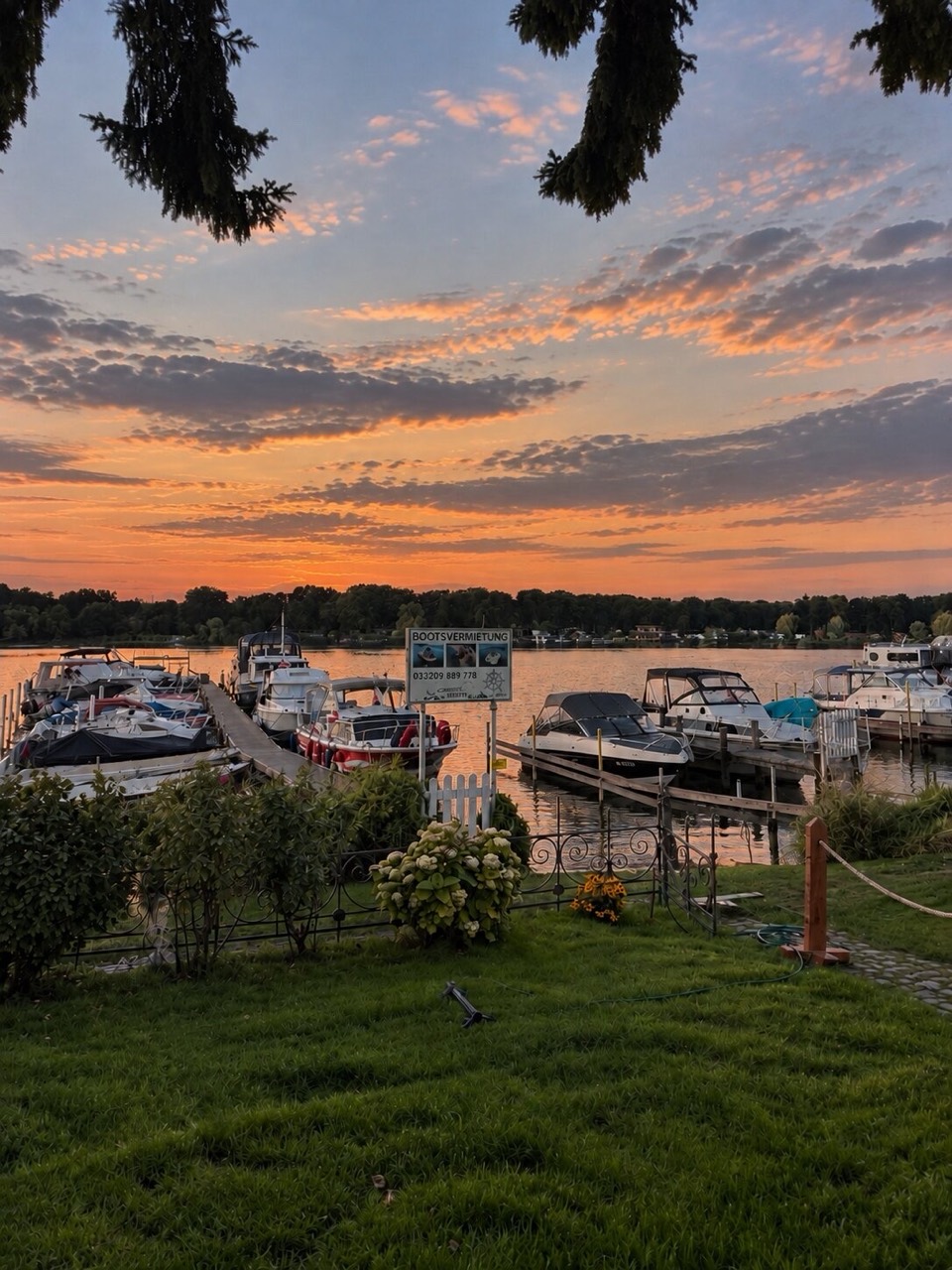 Abendstimmung mit Blick auf den Bootssteg und das Wasser